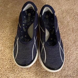 BZee’s Slip On Sneakers 8 Wide